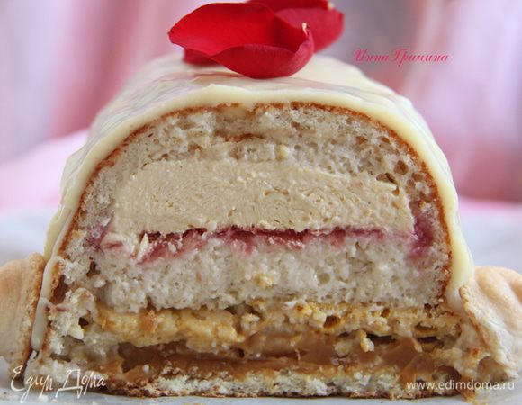 Украсить макарунами и лепестками роз. Торт хранить в морозилке (если не съедите сразу) и за час до подачи переставить в холодильник. Приятного вам чаепития)))