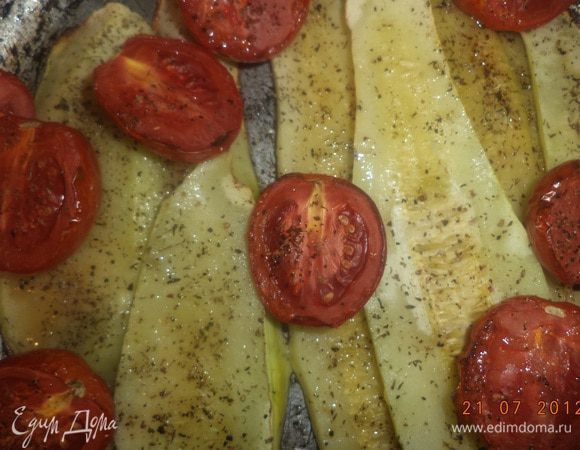 Кабачки очистить, нарезать вдоль тонкими пластинками.
С помидоров снять кожицу, каждый разрезать на 4 части. 
Духовку разогреть до 200 градусов. Противень смазать растительным маслом, выложить кабачки и помидоры, сбрызнуть растительным маслом, посолить, поперчить, посыпать тимьяном, запекать 7 - 10 минут.