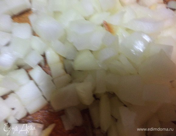 Лук и чеснок мелко порубить, обжарить на растительном масле.
В кастрюльке вскипятить воду, посолить её и бланшировать в воде шпинат около 2 минут.
Сыр и ветчину нарезать пластинками.