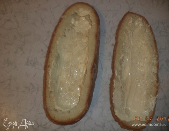 У батона срезать верхнюю треть, выбрать часть мякоти, смазать "донышко" и "верхушку" с внутренней стороны майонезом.