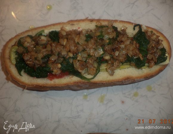 В нижнюю часть батона - наше "донышко" выложить слоями кабачки, помидоры, лук, шпинат, ветчину и сыр. Посолить и поперчить.