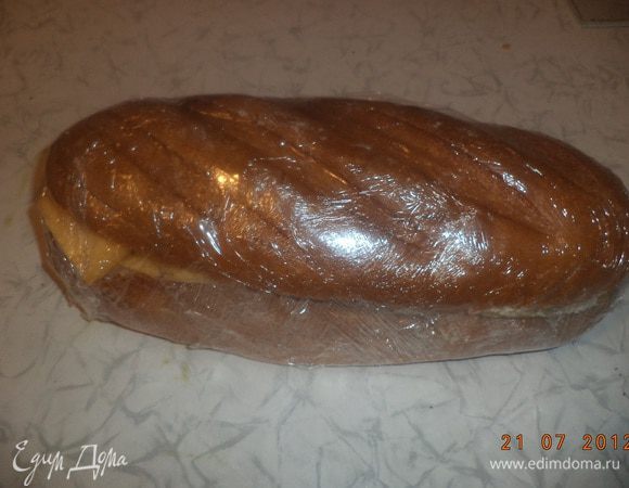 Накрыть верхней частью батона, завернуть плотно в пищевую плёнку и убрать в холодильник на 2 часа.