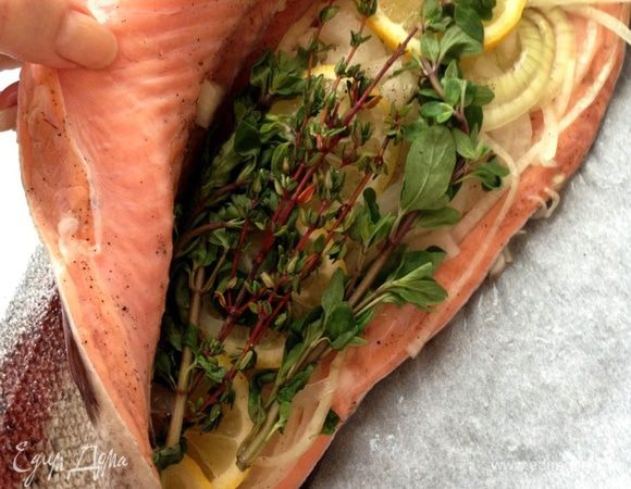 Изнутри и снаружи натереть рыбу перцем и солью. Лимон и лук нарезать кольцами. Положить в брюшко кольца лука и лимона, сверху выложить веточки орегано и тимьяна. Вы можете использовать любые травы, которые Вы любите - укроп, петрушку, розмарин, тархун...