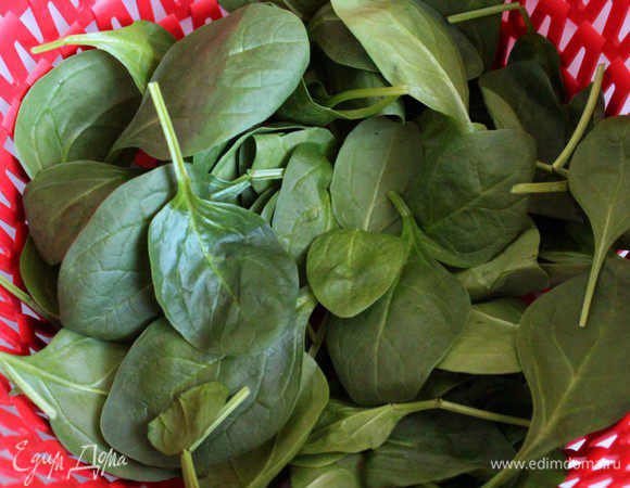 Шпинат помыть и обсушить. Порубить.