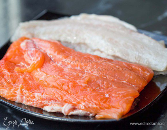 Первым делом необходимо разделать рыбу и поставить бульон. Я взяла одного сибаса весом 400 г, выпотрошила его, удалила жабры и глаза. Отделила филе и сняла его с кожи. Хвостовую часть лосося, филировала и тоже сняла с кожи. Кости оставляем для бульона.