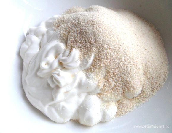 В сметану всыпать манку.
