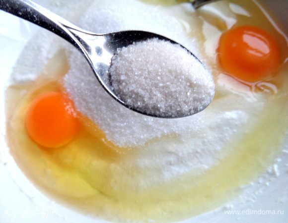 Всыпать сахар (я уменьшила до 80 г) с ванилью.