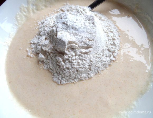 Всыпать муку с разрыхлителем.
