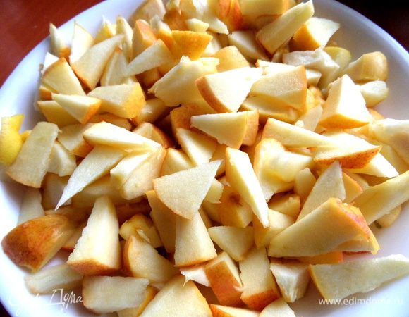 Яблоки без сердцевины режем на кусочки.
