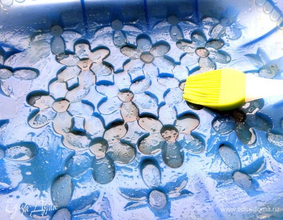 Форму смазываем обильно маслом любым. У меня силиконовая форма по размеру дна: 20 на 24 см.