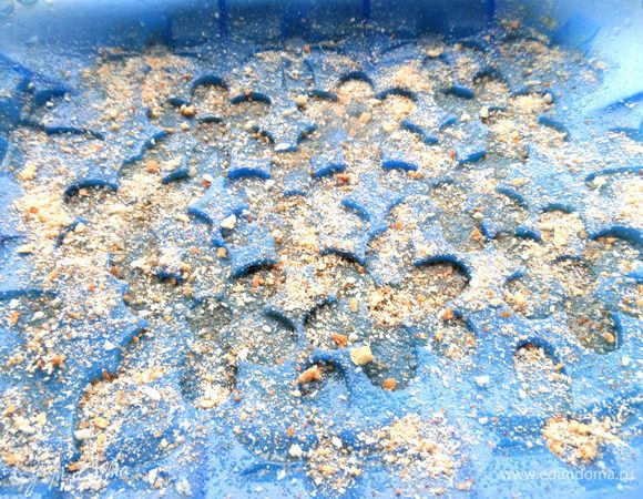 Посыпать сухарями или манкой.