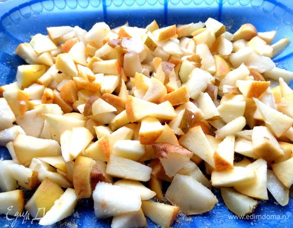 Высыпаем ровным слоем начинку.