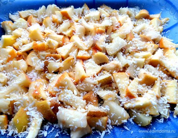 Посыпаем сахаром и кокосом по желанию.