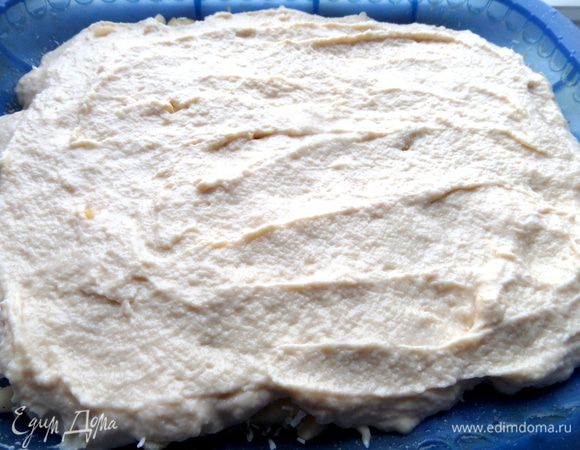 Заливаем тестом,разравниваем.