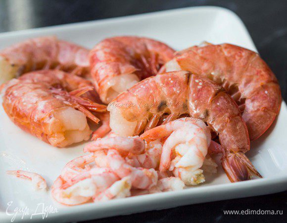 Креветки я купила двух видов: крупные без головы (они пойдут в суп целиком) и мелкие в панцире с головами. У крупных креветок нужно сделать надрез по спинке и достать тонкую темную нитку, это нерв, сам панцирь оставляем. Мелкие креветки нужно очистить, панцири и головы отложить для бульона.