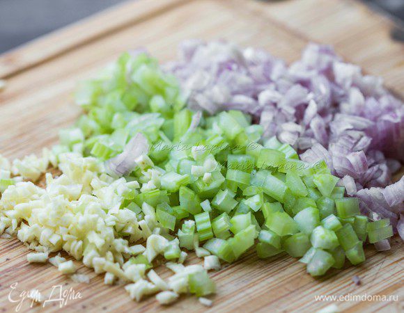Подготовим овощи для супа. Лук-шалот, сельдерей и чеснок нарезать мелкими кубиками. Из чеснока я вытащила сердцевину (стрелки), чтобы убрать специфический чесночный запах. 