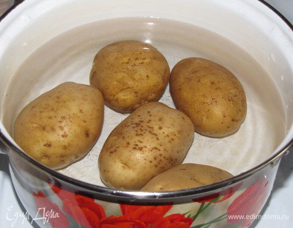 Картофель отварить до готовности. Охладить.