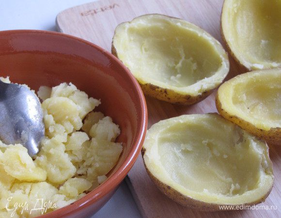 Разрезать пополам, выбрать чайной ложкой середину, оставляя бортики около 5 мм.