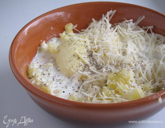 Картошку размять вилкой, добавить размягченное сливочное масло, сливки, натертый пармезан. Посолить и поперчить по вкусу.  Перемешать. Сливок может понадобиться чуть больше или меньше, должна получиться консистенция густого пюре.