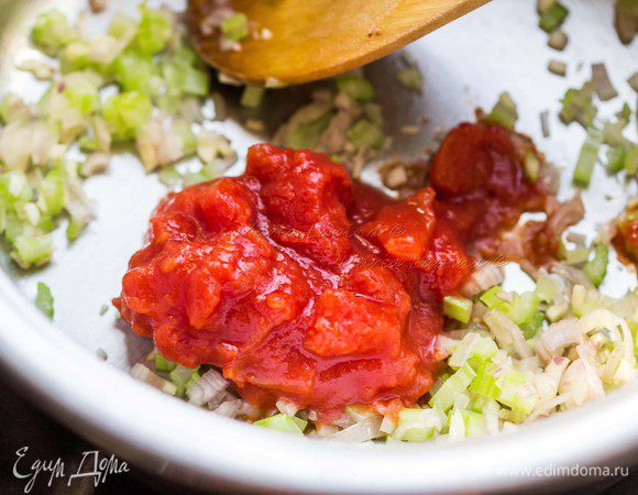 Добавим томаты в собственном соку. Можно добавить 2-3 свежих помидора, предварительно бланшировав их и сняв кожу. 