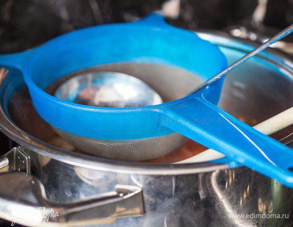 Прямо на кастрюлю кладем сито и переливаем готовый горячий бульон. Я это делаю половником, так аккуратнее. Варим все вместе на небольшом огне 10-15 минут. Солим, если есть необходимость. 