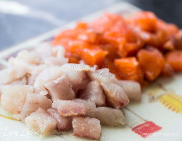 Пока вариться суп, нарезаем рыбу одинаковыми небольшими кубиками. 