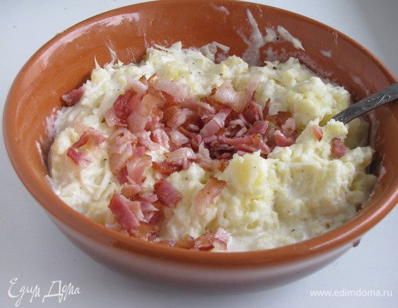 Половину обжаренного бекона нарезать кубиками и добавить в пюре.