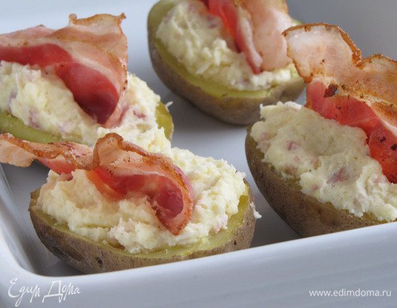 Начинить половинки картофеля , сверху украсить полосками бекона и отправить в духовку примерно на 10 минут.