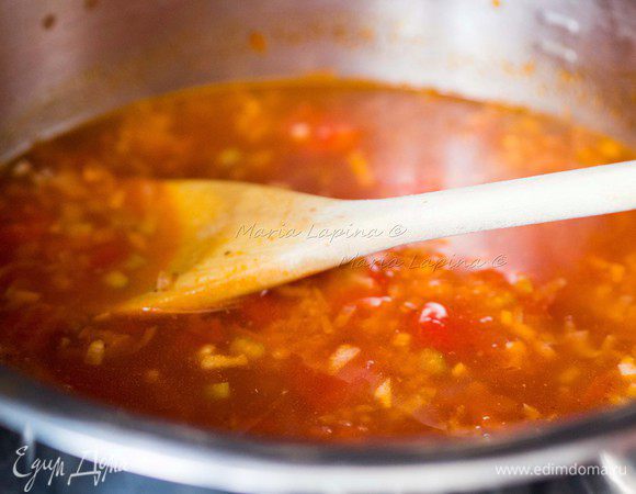 Увеличиваем огонь. Теперь по очереди будем класть рыбу в суп. Первой пойдет красная рыбка. Через 1-2 минуты опускаем белую, ещё через 2-3 минуты опускаем большие креветки в панцирях, варим ещё немного. Затем уже опускаем мелкие креветки и кальмара, варим пару минут и выключаем огонь. Проверяем суп на соль, поскольку рыба взяла в себя некоторое её количество, возможно придется досолить. Оставим суп немного настояться, а тем временем приготовим соус руй.