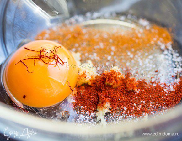 Для соуса руй смешаем в миске желток, соль, кайенский перец, паприку и шафран. 