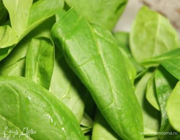 На разогретой с маслом сковороде обжарить шпинат не более 2-х минут.