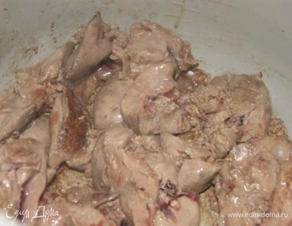 Отдельно на разогретую с маслом сковороду выложить печень, обжарить минут 15, посолить.