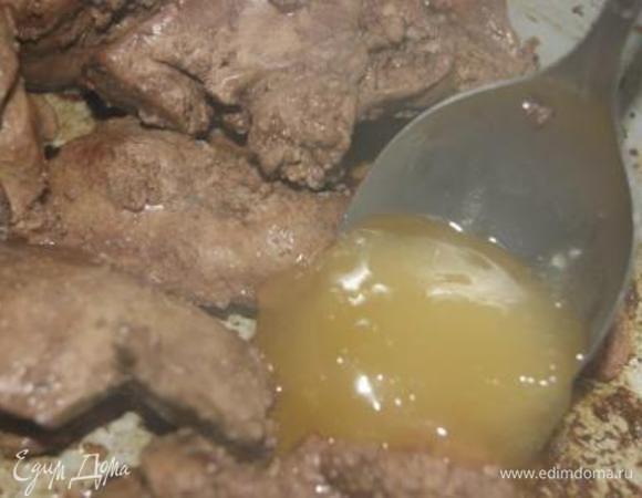 Добавить мед, перемешать, готовить еще 2 минуты.