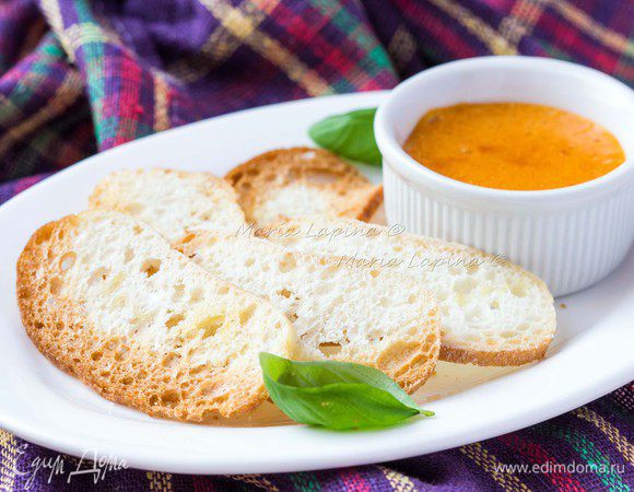 Соус руй переливаем в маленькую мисочку или соусник и подаем к супу на одной тарелке с румяными гренками. 