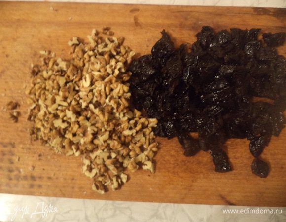 Орехи порубить мелкими кусочками. Чернослив нарезать.