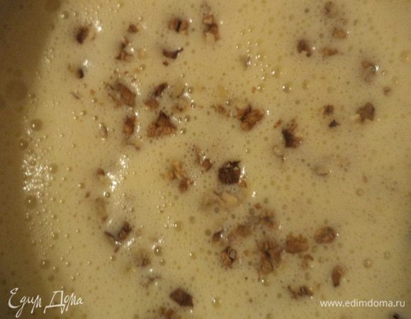 Яйца взбить с сахаром. Добавить коньяк, мёд, снова взбить. Добавить орехи и чернослив, перемешать.