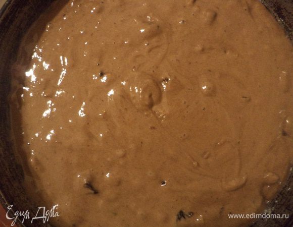 Добавить муку, разрыхлитель, какао и корицу, перемешать. Тесто должно получиться средней консистенции.
Форму смазать маслом и присыпать мукой, выложить тесто, разровнять. Выпекать при температуре 180 градусов около 40 минут.