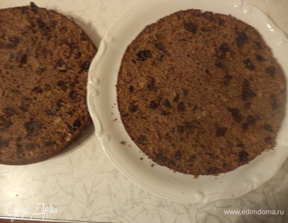 Корж остудить, разрезать горизонтально на три пласта.
Приготовить пропитку.Перемешать горячую воду, коньяк и сгущёнку. Намазать коржи пропиткой.