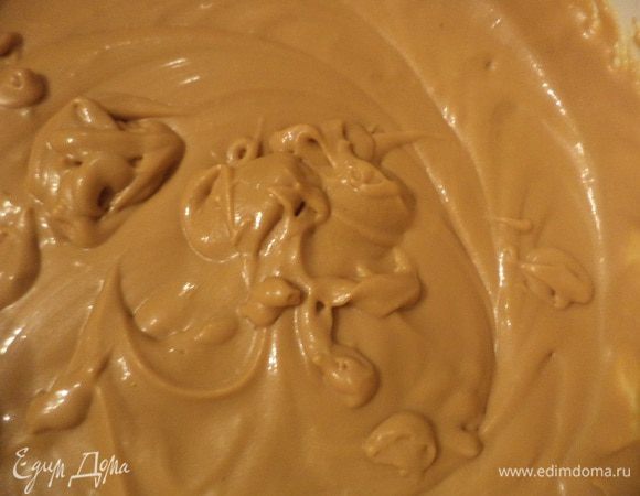 Приготовить крем. Размягчённое сливочное масло взбить миксером. Понемногу добавлять варёную сгущёнку, продолжая взбивать.