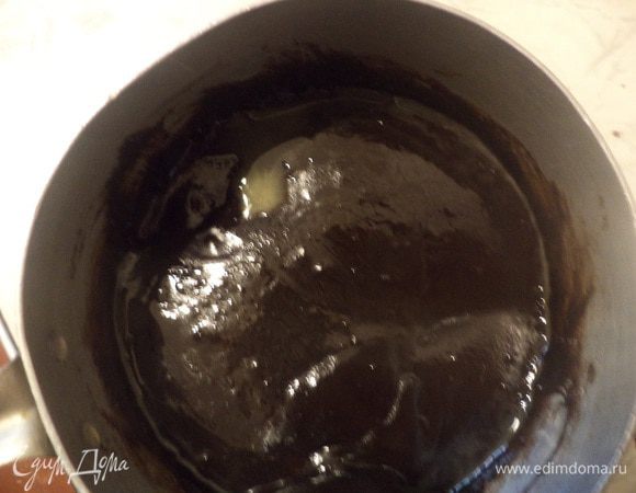 Для глазури в маленькую кастрюльку положить сахар, какао и сливки. Поставить на небольшой огонь, довести до кипения, постоянно перемешивая. Снять кастрюльку с огня, добавить масло, перемешать.
