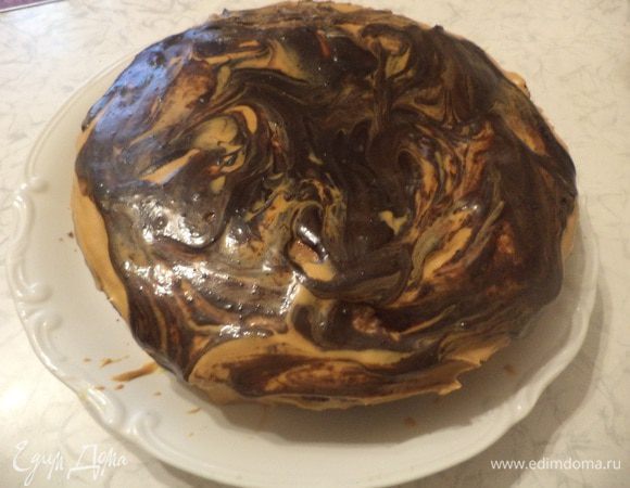 Глазурь остудить,нанести на поверхность торта, слегка перемешав глазурь с кремом, чтобы получился мраморный рисунок.
Приятного аппетита!!!