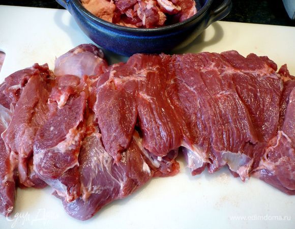 Ножку барашка (я использовала ягненка, просто у нас в списке ингредиентов его, увы, не оказалось) промыть, обсушить бумажным полотенцем освободить от косточки, разрезать мясо так, чтобы можно было полностью распластать филе на доске. Вырезать жилки и жирок (не выбрасываем обрезки, они нам еще пригодятся). Посолить, поперчить со всех сторон. 