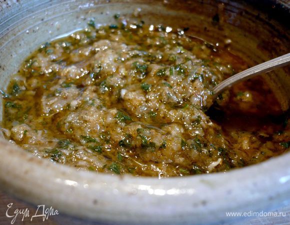 Духовку разогреваем до 180 градусов. Петрушку освободить от грубых веточек (я использовала сушеную петрушку, уже порубленную, просто замочила ее на минутку в кипятке, а потом слила воду, всего 2 ч.л. будет достаточно), порубить. Чеснок и лук очистить, натереть чеснок на терке для цедры, а лук — на мелкой терке, добавить сок половинки лимона, оливковое масло, порубленные иголочки розмарина. Вместо всех указанных специй (кроме лаврового листа) я использовала Рас-эль-ханут. Но можно, на мой взгляд, просто смешать  и указанные приправы, которые, в основном, входят в состав этого вида специи. Добавить приправы с 1 ч.л. соли к чесночно-луковому маслу. Все перемешать хорошо.