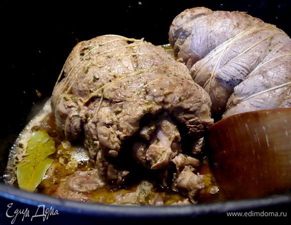 В разогретой на плите жаровне растапливаем смалец, обжариваем со всех сторон в нем барашка с отложенными в сторону кусочками жира, заливаем горячим бульоном, кладем лавровые листики. Закрываем жаровню крышкой и ставим в разогретую духовку на 1 час 20 минут. Каждые 20 минут достаем жаровню и переворачиваем мясо, чтобы оно со всех сторон покрывалось бульоном. 