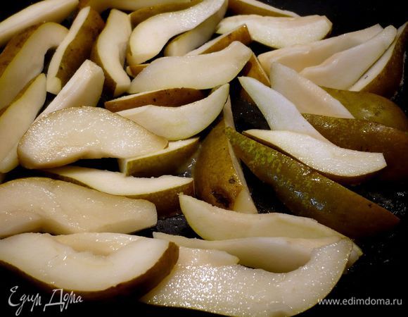 По прошествии 1 часа и 10 минут занимаемся грушами. Моем их, обсушиваем бумажным полотенцем, режем на четвертинки, вынимаем сердцевинку, режем четвертинки еще раз вдоль. Обжариваем груши в растопленном сливочном масле и выкладываем к мясу. Мясо обмазываем оставшимся пряным маслом. Тушим под крышкой еще 10 минут. 