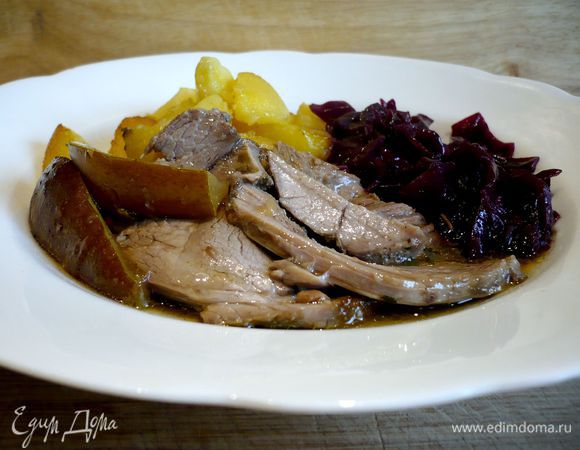 Достаем мясо из жаровни, срезаем кулинарную нить. Соус выливаем в кастрюлю, ставим на огонь, доводим до кипения и, постоянно помешивая венчиком, вводим разведенный в паре ложек холодной воды крахмал, снова хорошо перемешиваем, даем соусу загустеть и снимаем с огня, если за это время мясо успело остыть, просто опускаем его в горячий соус. 