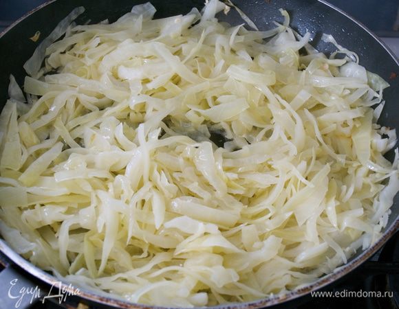 Добавить вино, накрыть крышкой и потушить 15 минут, время от времени перемешивая.