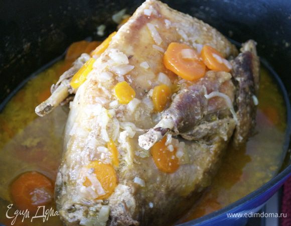 Одновременно заканчиваем тушить цесарку. Достать ее из кастрюли, оставшееся сливочное масло растопить в получившемся соусе.