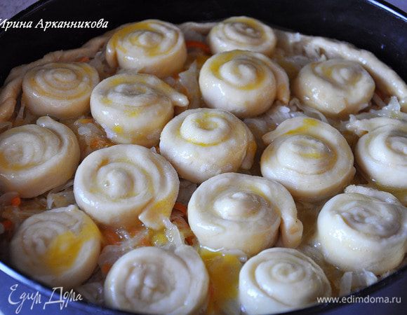 Треть теста отложить раскатать в круг, сделав бортики. Выложить начинку. Остальное тесто раскатать, нарезать на полоски. Полоски скрутить рулетиком. Выложить на расстоянии друг от друга. Смазать желтком, смешанным с сахаром.