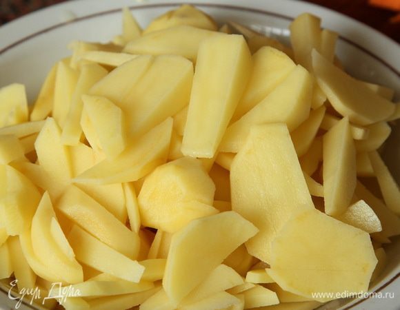 Кастрюльку с водой емкостью 2,2 л  ставим на огонь, чистим картофель, нарезаем как вам нравится и отправляем в кастрюльку готовиться.